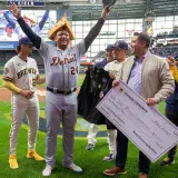 Milwaukee homenajea a Cabrera por su última temporada en la MLB