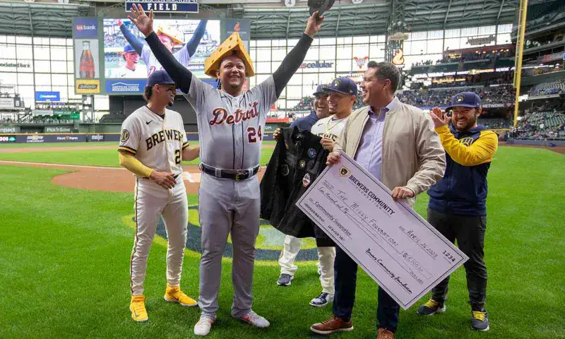 Milwaukee homenajea a Cabrera por su última temporada en la MLB
