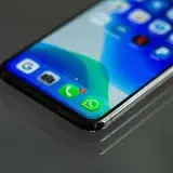 Primer plano de la pantalla de un smartphone mostrando varios iconos de aplicaciones, incluido WhatsApp.