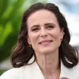Trucos de expertos para rejuvenecer la mirada con sombra burdeos