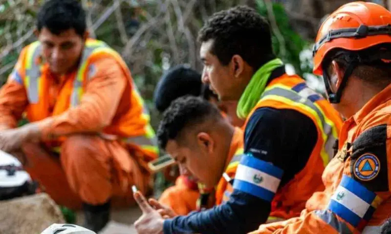 Bukele manda otro avión con 120 expertos a Venezuela