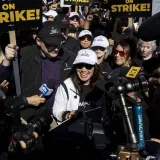 Industria de Hollywood sale oficialmente de seis meses de huelgas