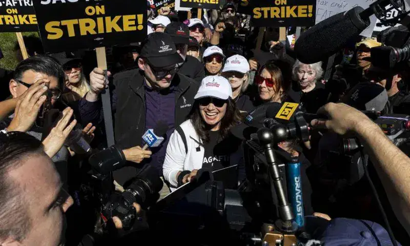 Industria de Hollywood sale oficialmente de seis meses de huelgas
