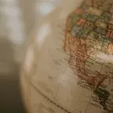Un globo de estilo vintage que muestra México y partes de América del Norte. Ideal para temas de geografía.