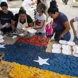 Voluntarios hornean una torta de 8 metros para damnificados