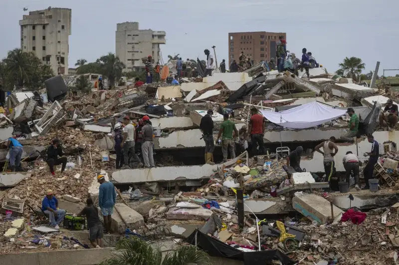 Los damnificados de La Guaira reviven la tragedia entre los escombros del sismo