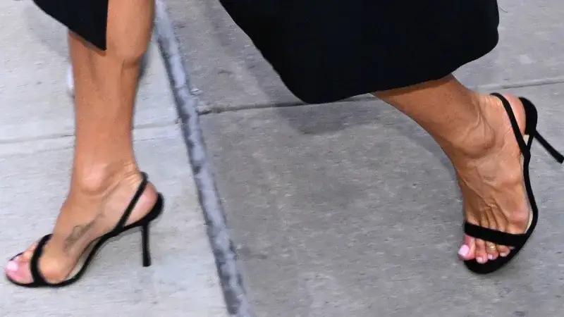 Cinco tonos de pedicura que suavizan el aspecto de las uñas después de los 50