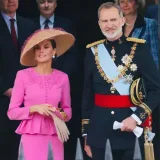 Reina Letizia viste de Carolina Herrera en coronación de Carlos III