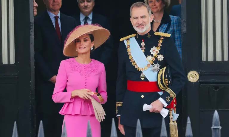 Reina Letizia viste de Carolina Herrera en coronación de Carlos III