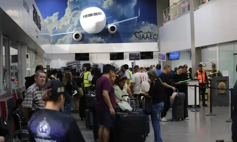 Seis aeropuertos mantienen vuelos internacionales tras daños