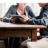 Más jóvenes viven con sus padres por presión económica