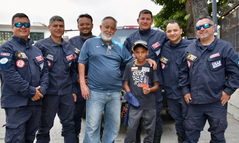 Moisés vuelve a ver a sus rescatistas en La Guaira