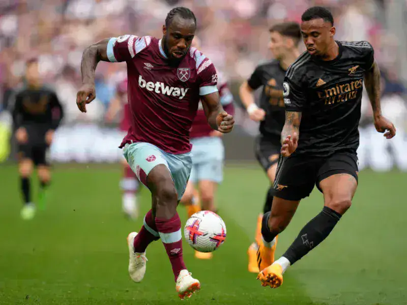 Arsenal empató y se le acerca el Manchester City