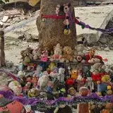 Vecinos levantan altar con juguetes entre ruinas de Tanaguarenas