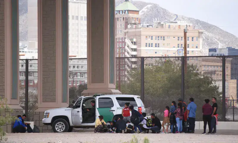 Detenciones en frontera sur de EE. UU. aumentan un 25 % en marzo