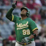 Aguilar contribuyó a la historia con sus jonrones