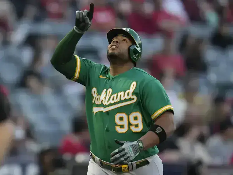 Aguilar contribuyó a la historia con sus jonrones