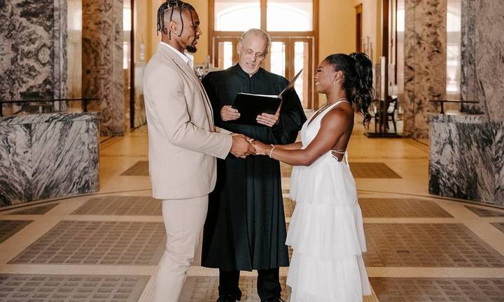 La gimnasta Simone Biles se casa con Jonathan Owens