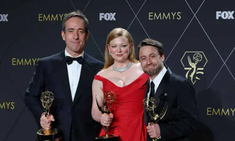 "Succession" y "The Bear" empatan con seis victorias en los Emmy