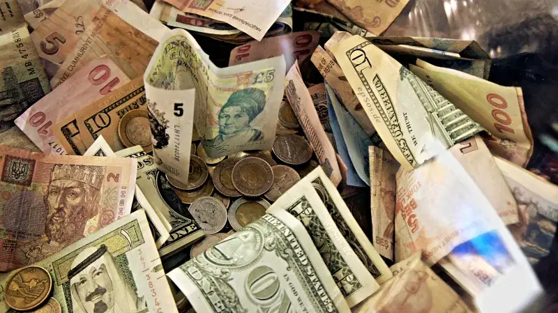 Archivo: Dinero de divisas para intercambio en el banco de moneda.