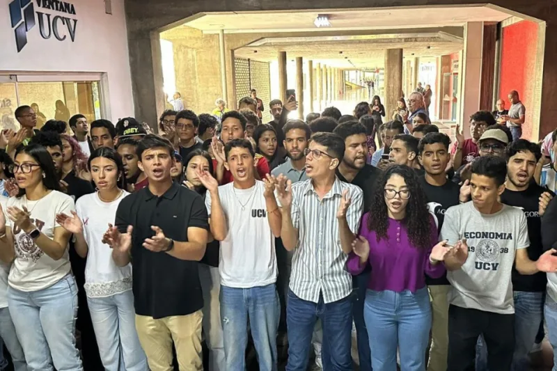 Protesta estudiantil frena foro de Nicolás Maduro Guerra en la UCV