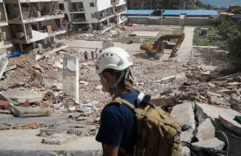 Equipo de rescate de EE UU salvó a un bebé bajo los escombros en Venezuela