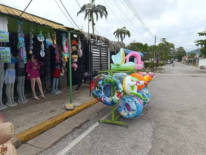 Apagones de 18 horas hunden el comercio en Ocumare de la Costa