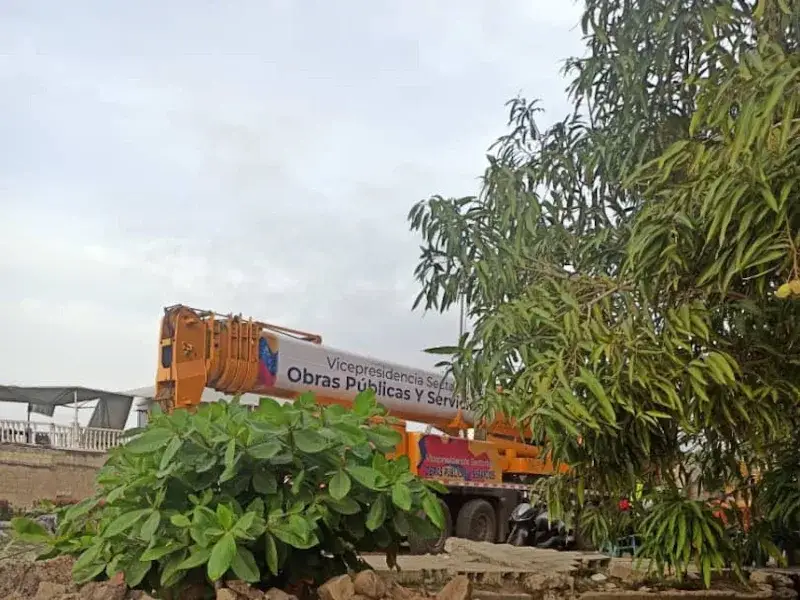 Vecinos denuncian prioridad en rescate tras derrumbes