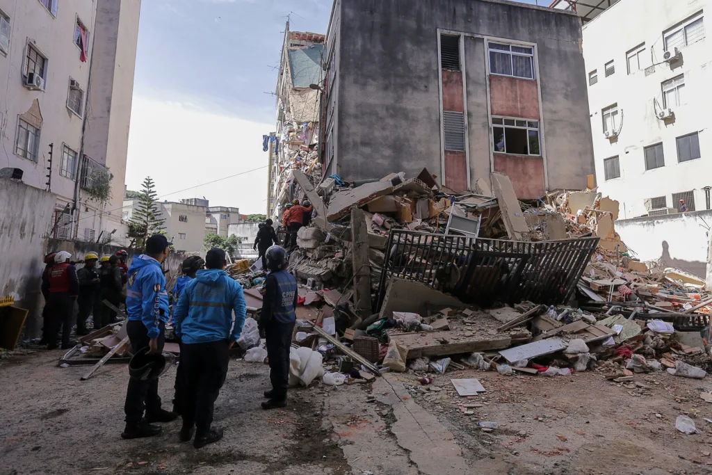 Voluntarios sostienen el rescate en el edificio Moisés tras el sismo del 24 de junio