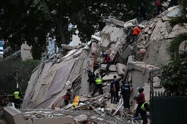 Dos fuertes sismos sacuden la costa central de Venezuela y dejan daños en Caracas