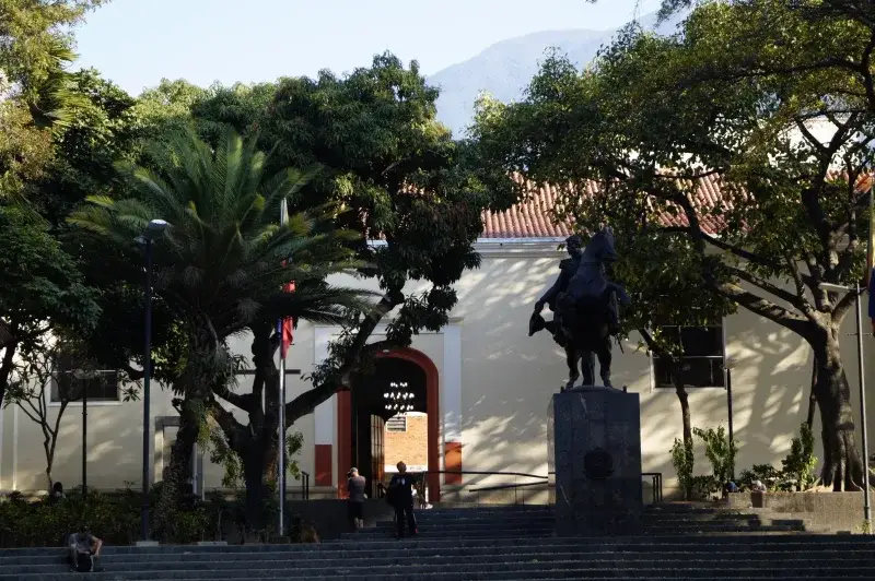 File:Plaza Bolívar de Chacao, Caracas. 01.jpg
