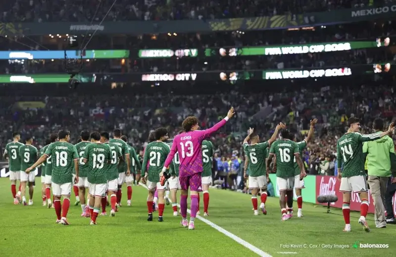 México supera a Ecuador 2-0 y corta una espera de 40 años en Mundiales