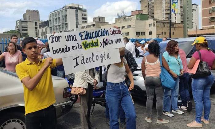 Clases iniciarán el 8 de enero entre protestas y reclamos por mejoras salariales