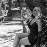 Cosplay photo depicting elegance with a woman in black dress and umbrella at Parque Lira, Mexico.