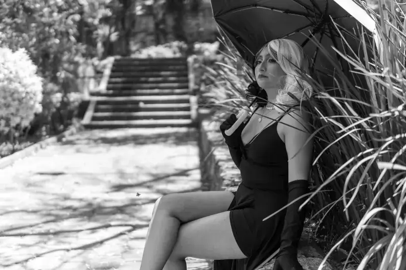 Cosplay photo depicting elegance with a woman in black dress and umbrella at Parque Lira, Mexico.