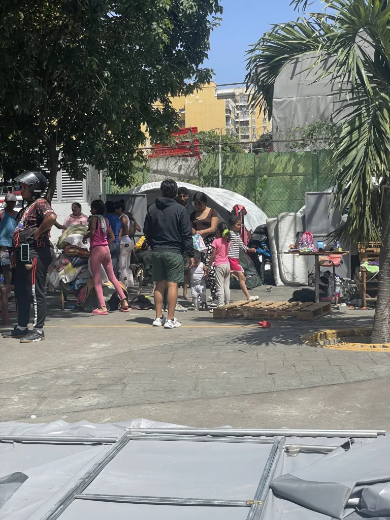Familias siguen en el Nuevo Circo tras los sismos en Caracas