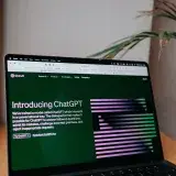 Introducción de OpenAI ChatGPT en una pantalla de laptop con enfoque en las nuevas características de IA.