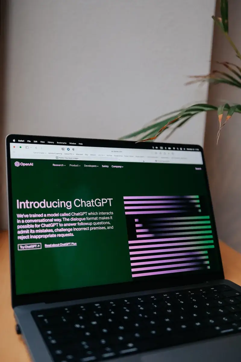 Introducción de OpenAI ChatGPT en una pantalla de laptop con enfoque en las nuevas características de IA.