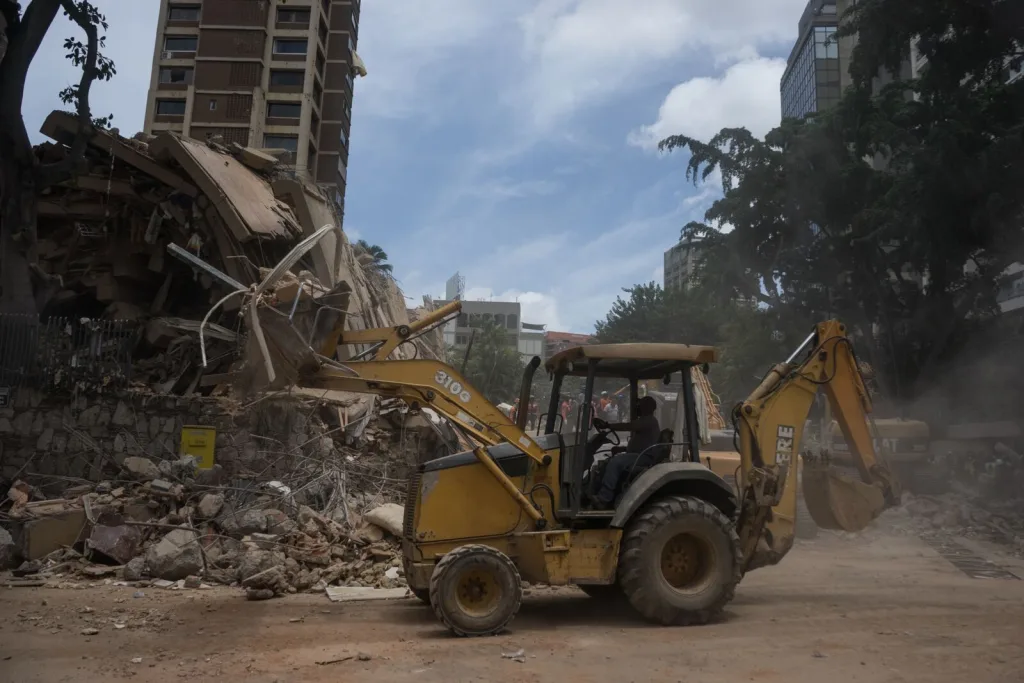 Entrega de pertenencias a familiares tras terremotos en Chacao