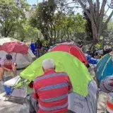 Vecinos desocupan urbanismos de la avenida Bolívar tras sismos en Caracas