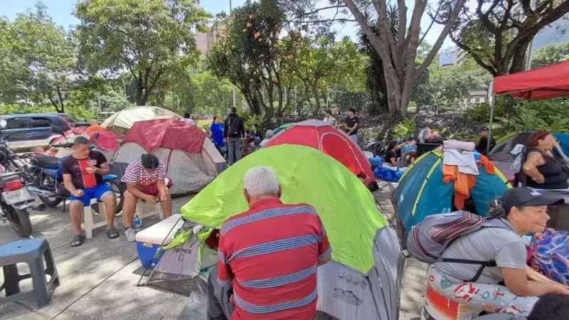 Vecinos desocupan urbanismos de la avenida Bolívar tras sismos en Caracas