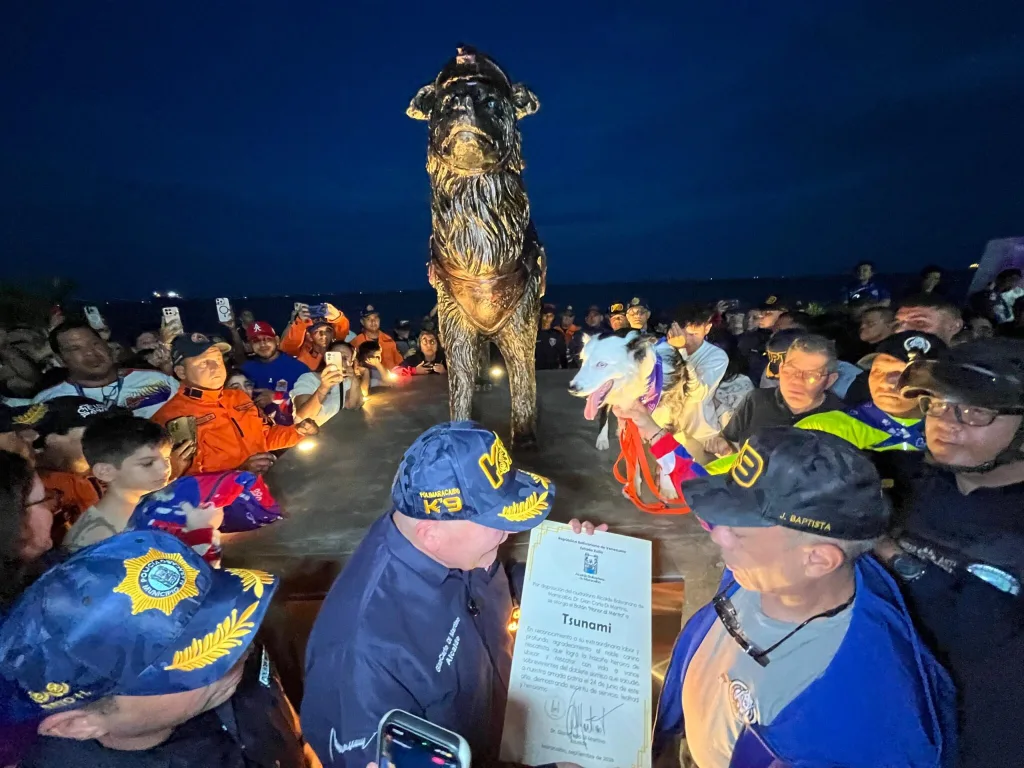 Inmortalizan a Tsunami, el perro rescatista, con estatua en Maracaibo