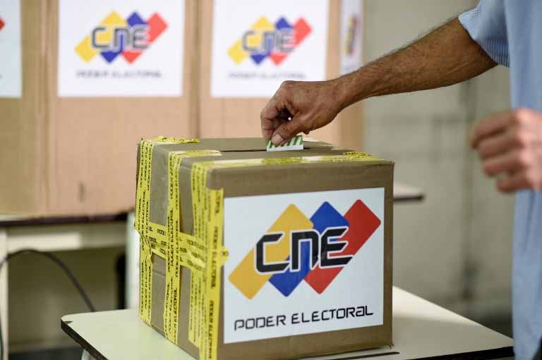 Maduro asoma realización de elecciones presidenciales este año