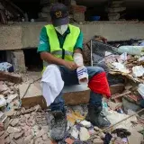 Mineros se suman al rescate entre escombros en La Guaira
