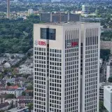 Unavista aérea panorámica que muestra la torre UBS en medio de un horizonte urbano bullicioso.