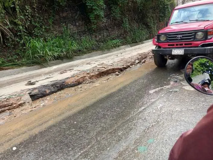 Lluvias y zanjas inconclusas agravan el caos en El Junquito