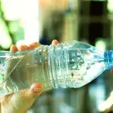 Reutilizar botellas no implica más BPA si se usan bien