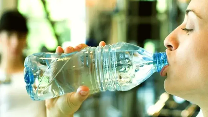 Reutilizar botellas no implica más BPA si se usan bien