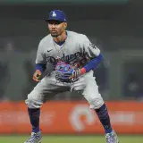 Mookie Betts lució en el campo corto de Dodgers
