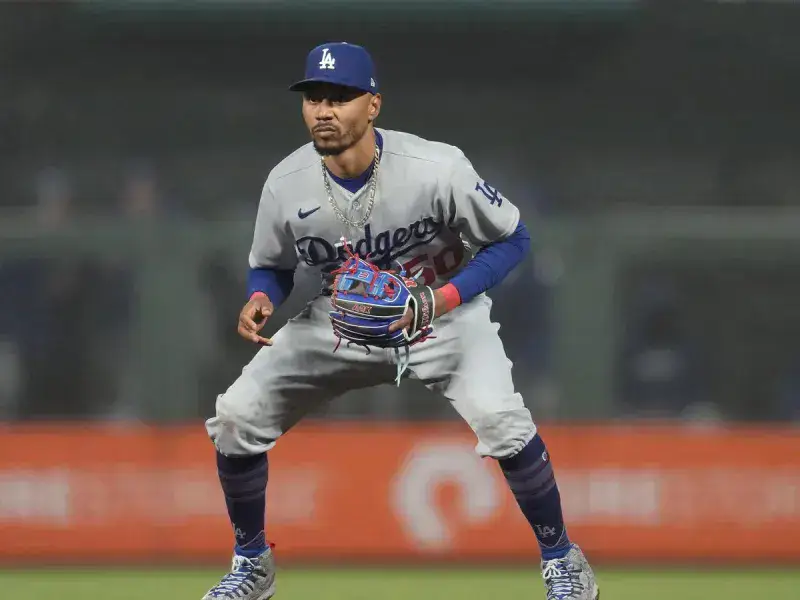 Mookie Betts lució en el campo corto de Dodgers